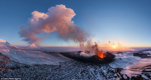 Ngọn núi lửa Plosky Tolbachik ở Kamchatka, Nga. 