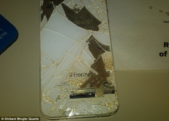Pin của iPhone 4S bất ngờ bị chảy khiến rò rỉ axit 1