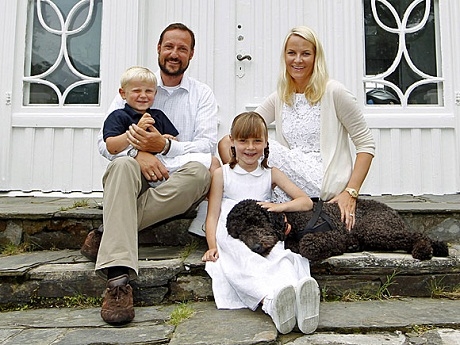 Hoàng tử Haakon và công nương Mette-Marit chụp hình bên các con.