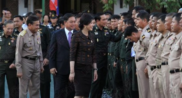&#9;Thủ tướng Thái Lan tới chúc mừng buổi lễ thăng chức của các sĩ quan tại đơn vị quân đội số 3 - 2595 - ngày 1/4/2012.