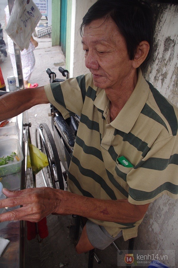 Những xe bánh mì đặc biệt của người nghèo, người muốn hoàn lương giữa Sài Gòn 11