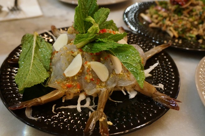 Gong Chae Nam Pla: Tuy có hình thức khá khó ăn, gồm tôm tít sống rưới nước mắm, thêm ớt và các loại rau thơm, món Gong Chae Nam Pla lại có vị khá ngon. 