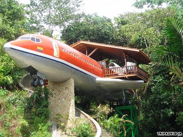 12. Costa Verde, Costa Rica. Khách sạn thực chất là một chiếc Boeing 727. Người chủ khách sạn đã mua lại chiếc máy bay cũ và chuyển nó từ sân bay quốc tế San Jose tới Công viên quốc gia lush Manuel Antonio.  Chiếc máy bay được thiết kế lại để trở thành một khách sạn tiện nghi với 50 bậc thang bộ. Tại đây bạn có thể chiêm ngưỡng cảnh quan thiên nhiên tươi đẹp của Costa Rica.