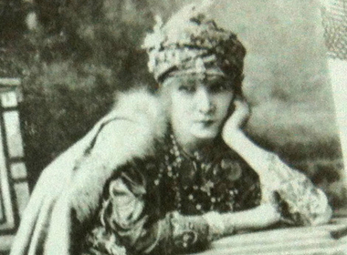 Nữ diễn viên Sarah Bernhardt nổi tiếng thế kỷ XIX trong vai Theodora.