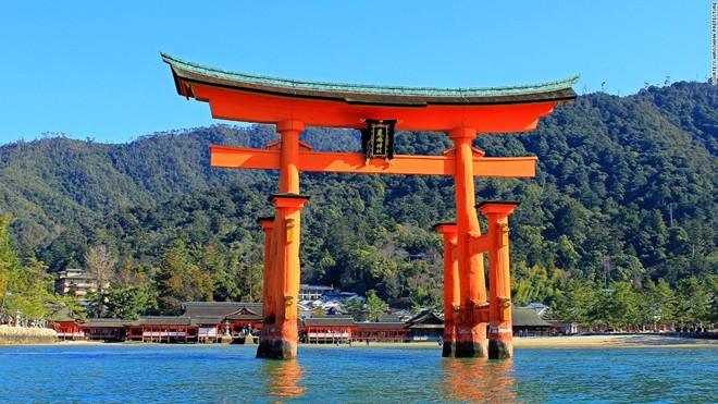 Đền Itsukushima (Hiroshima): Được cho là ranh giới giữa thế giới tâm linh và thế giới con người, màu đỏ của cánh cổng có tác dụng trừ tà. Du khách có thể đi bộ ra cổng khi triều xuống và chiêm ngưỡng khung cảnh của núi Misen sau cánh cổng. Lúc triều dâng, cánh cổng cao 16 m trông như đang nổi trên mặt nước vậy.