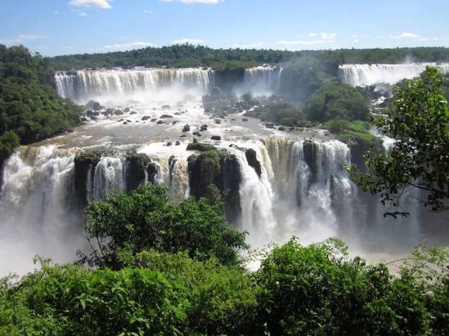 Hệ thống thác gồm 275 thác lớn nhỏ đổ dọc xuống. Một số thác nước riêng lẻ có chiều cao lên đến 82 m, còn đa phần là khoảng 64 m. Hết hai phần ba thác nước nằm trong phạm vi lãnh thổ Argentina, cũng có khoảng 900 m chiều dài là nước không chảy qua đây.