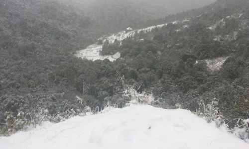 Nhìn từ các đỉnh đồi, có thể thấy Sapa đang dần nhuốm màu tuyết trắng.