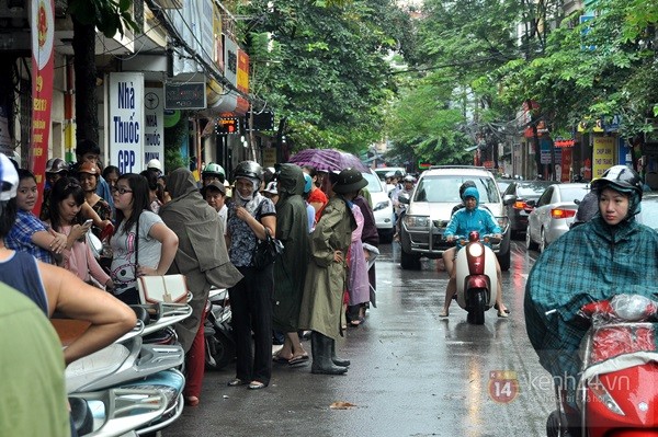 Tắc cả đường vì dòng người đội mưa xếp hàng mua bánh trung thu hot nhất Hà Nội 23