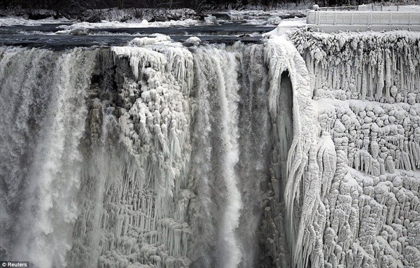 Kinh ngạc dòng thác hóa băng trong đợt lạnh kỷ lục 3