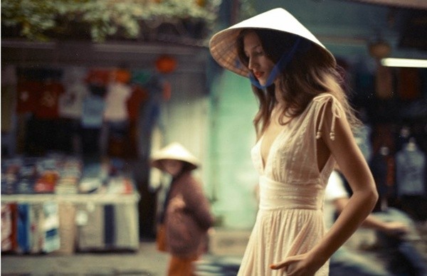 Phụ nữ nước ngoài &quot;đẹp lạ&quot; bên chiếc nón lá của người Việt 14