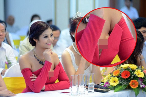 Một trong những sự cố trang phục mà Hoa hậu Ngọc Hân gặp phải là lần lộ miếng dán ngực khi diện đầm trễ vai hồi năm 2013. Khi bị nhìn nghiêng, vòng một khiêm tốn của Hoa hậu Việt Nam 2010 dường như lọt thỏm trong phần cúp ngực. 