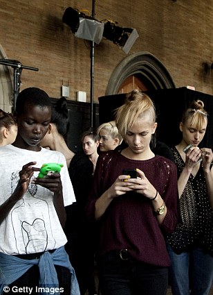 London Fashion Week bị tố sử dụng mẫu teen để mặc đồ size bé 1