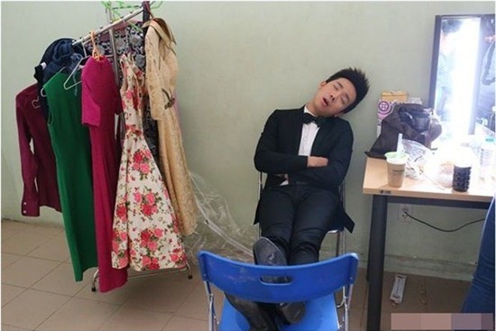 Trên trang cá nhân của Trấn Thành, người hâm mộ cũng đăng ảnh anh ngủ gật trong hậu trường chương trình Người bí ẩn. Dù dáng ngủ xấu, vắt chân lên ghế giữa 