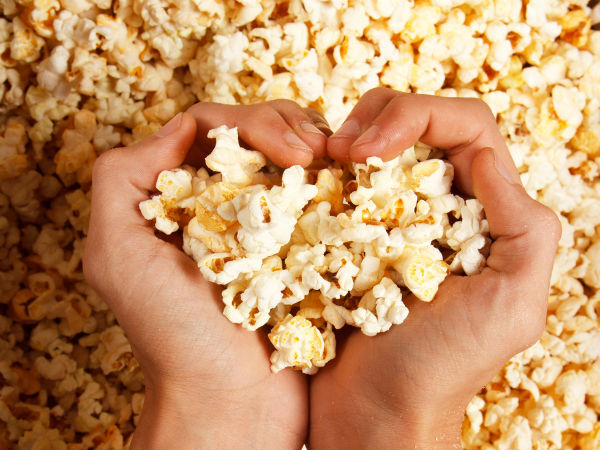   Popcorn (Bỏng ngô): Popcorn cũng nằm trong số những thực phẩm chứa nhiều calo, chất béo bão hòa và chất gây ung thư như perfluorooctanoic acid và diacetyl.