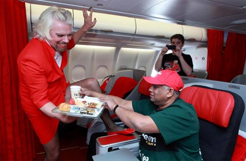 Tỷ phú Richard Branson đóng vai tiếp viên hàng không Air Asia, sau khi thua cá độ với ông chủ hãng này. Ảnh: gizmodo.