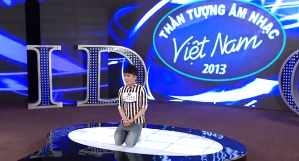 Quân Kun &quot;sịp vàng&quot; gây shock khi quỳ lạy giám khảo Vietnam Idol 2