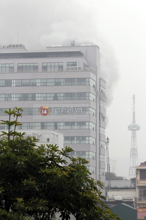 Cháy dữ dội tại tòa nhà 12 tầng của đại học Ngoại thương Hà Nội 2