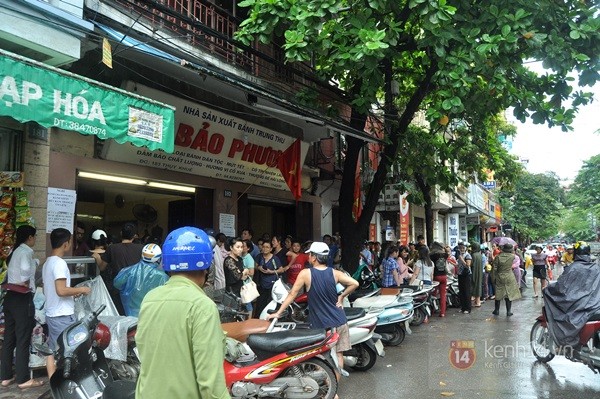 Tắc cả đường vì dòng người đội mưa xếp hàng mua bánh trung thu hot nhất Hà Nội 22