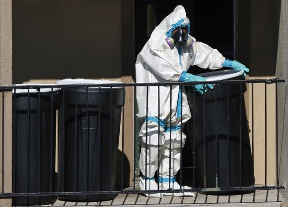 Một nhân viên đang xử lý các vật dụng nghi có tiếp xúc Ebola tại Mỹ - Ảnh: Reuters