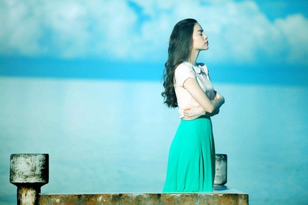 Hồ Ngọc Hà đẹp như tranh trong MV quay ở biển và rừng 8