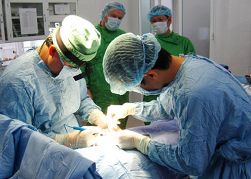 Một ca phẫu thuật tái tạo bộ phận sinh dục cho người lưỡng tính tại Bệnh viện Việt Đức.