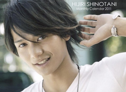 Nam diễn viên Shinotani Hijiri bị cảnh sát bắt vì cưỡng hiếp trẻ vị thành niên.