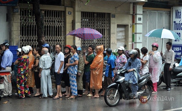 Tắc cả đường vì dòng người đội mưa xếp hàng mua bánh trung thu hot nhất Hà Nội 7