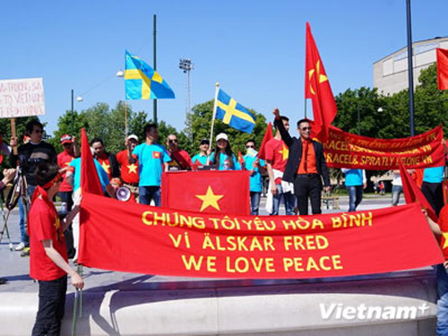 Hoạt động biểu tình cũng lan tỏa ra cộng đồng người Việt Nam tại Thụy Điển đã tập trung tại quảng trường Triangeln, trung tâm thành phố Malmo ở phía Nam Thụy Điển, để tuần hành phản đối hành động của Trung Quốc. Khoảng 400 người Việt Nam từ Malmo và nhiều thành phố khác, đặc biệt là các thành phố phía Nam nơi có đông người Việt đang học tập, làm ăn, sinh sống đã tập trung biểu tình phản đối các hoạt động bành trướng của Trung Quốc ở Biển Đông.Để bày tỏ tình đoàn kết và ủng hộ nhân dân Việt Nam trong cuộc đấu tranh chính nghĩa chống lại các hành vi ngang ngược, sai trái của Trung Quốc, Đảng Cộng sản Thụy Điển tại khu vực Malmo cũng đã cử đại diện tới tham gia cuộc biểu tình. Kết thúc biểu tình, ban tổ chức đã thu thập chữ ký của bà con người Việt và người dân sở tại để gửi kèm thỉnh nguyện thư đến Chính phủ, Bộ ngoại giao Thụy Điển và Liên minh châu Âu (EU) để phản đối Trung Quốc. 