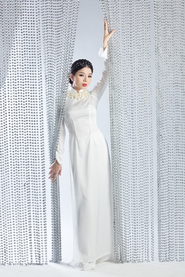 Áo dài trắng là một trong những bộ trang phục mà Lệ Quyên chọn lựa