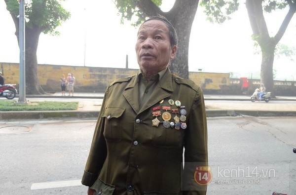 Từ tờ mờ sáng nay, người dân Hà Nội đã đến khóc thương Đại tướng 26