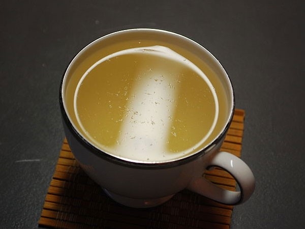  Trà trắng: Có chứa hàm lượng caffeine thấp hơn  so với các loại trà khác, giàu chất chống oxy hóa. Sử dụng trà trắng sẽ giúp bạn kiểm soát được huyết áp của mình, giảm mức cholesterol và chống lại vi khuẩn.