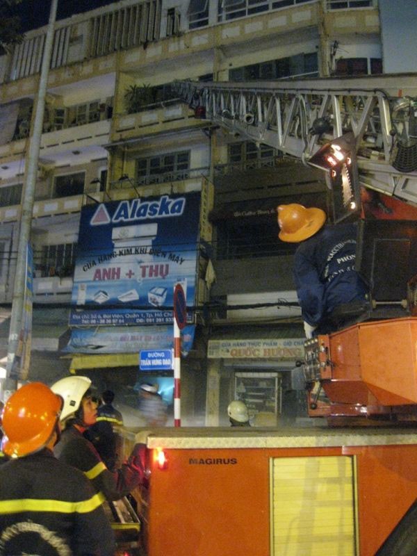 Cháy lớn giữa Sài Gòn, nhiều người được cứu bằng xe thang 4