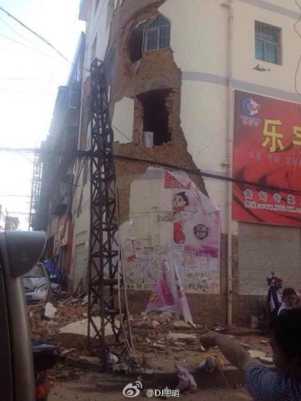 mảng tường lớn rơi khỏi tòa nhà sau trận động đất mạnh 6,5 độ richter xảy ra vào 4h30 chiều nay tại quận Lỗ Điện, Vân Nam, Trung Quốc