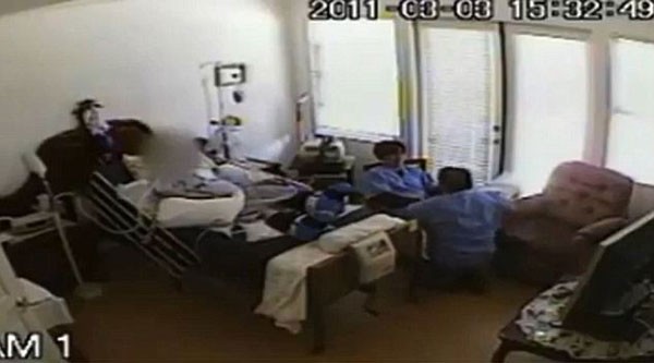 Hai nam y tá kích dục cho nhau ngay bên giường bệnh của cụ già.