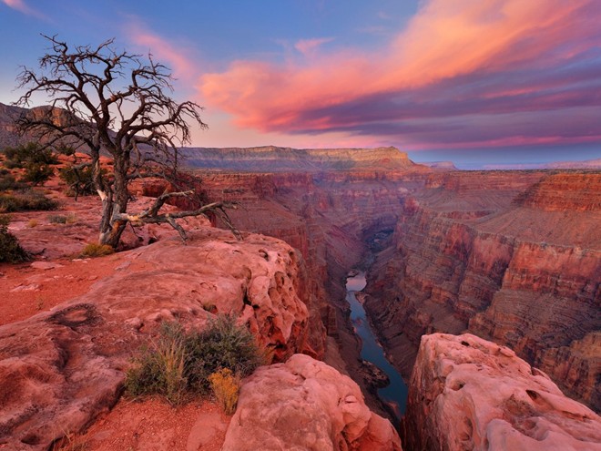 6. Công viên quốc gia Grand Canyon, Mỹ: Công viên này có niên đại địa chất 2 tỷ năm với hiện tượng thiên nhiên kỳ thú là hẻm núi Grand Canyon bị sông Colorado cắt  tạo nên một khe núi dài 446 km, sâu 1,6 km.
