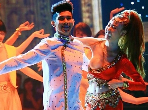 Ngân Khánh (phải) và Hồ Vĩnh Khoa thể hiện điệu nhảy Bollywood trên sân khấu Got to dance tối 9/11.