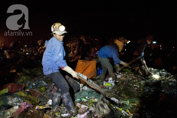Bãi rác 4.000 tấn ở Nam Sơn: &quot;Cánh đồng bội thu&quot; của những người khốn khổ 10