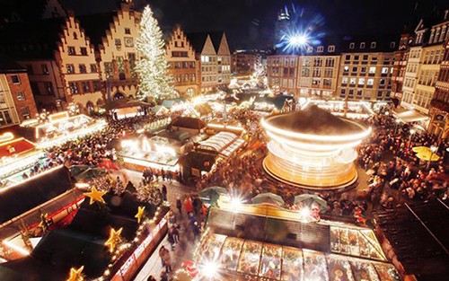 Người dân Đức tập trung tại quảng trường Romerberg ở thành phố Frankfurt để tham dự hội chợ Giáng sinh lớn nhất trong năm.