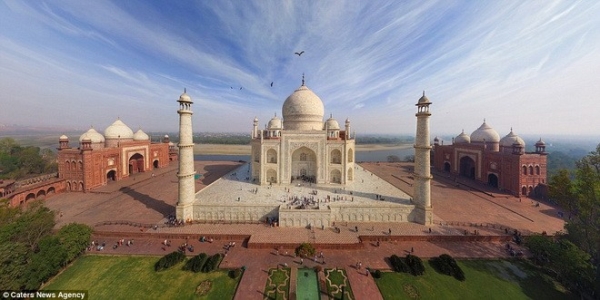 Ngôi đền Taj Mahal nổi tiếng ở Ấn Độ. 