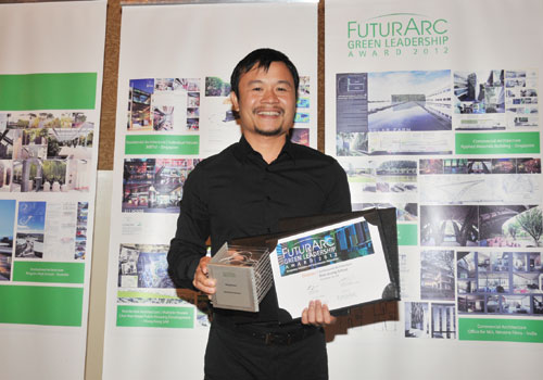 KTS Võ Trọng Nghĩa nhận giải thưởng kiến trúc xanh châu Á nãm 2012 - Ảnh: Diệp Ðức Minh