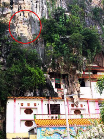 Hình ảnh giống mặt Đức Phật xuất hiện trên núi đá vôi cạnh chùa Nam Thean Tong, Malaysia.
