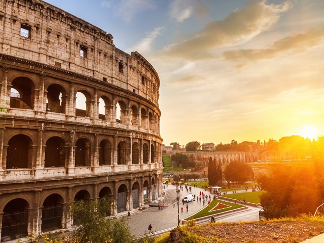 7. Đấu trường La Mã, Italy: Đấu trường gồm 50.000 chỗ cho khán giả đến chứng kiến những cuộc thi tài của các võ sĩ giác đấu được xây dựng từ năm 70-72 sau Công nguyên. Colosseum vẫn từ lâu được xem là biểu tượng của Đế chế La Mã và là một trong những mẫu kiến trúc La Mã đẹp nhất còn sót lại. 