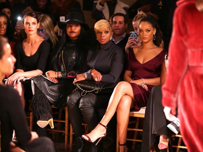 Rihanna không chỉ nổi tiếng như một fashion icon đình đám thế giới, mà còn là khách mời đắt show tại các tuần lễ thời trang quốc tế.