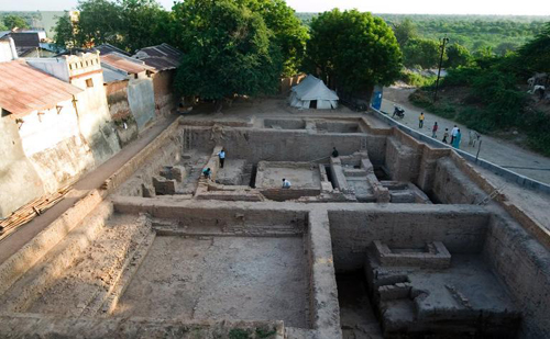 Các nhà khảo cổ học tiến hành đào quanh khu vực ngôi đền tại làng Daundia Khera, bang Uttar Pradesh sau khi Cơ quan Khảo sát Địa chất Ấn Độ cho biết rằng vàng hoặc bạc có thể được chôn ở đây. Ảnh: AFP