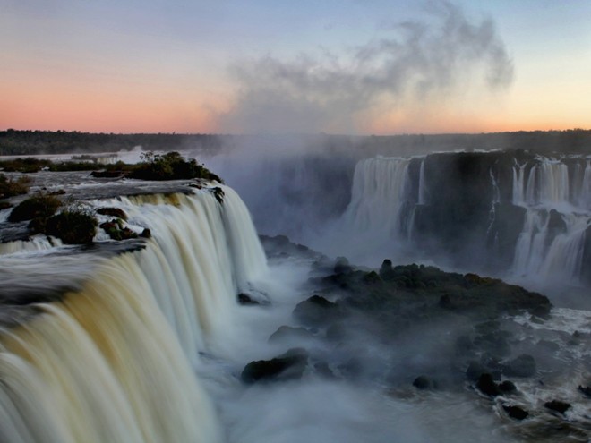 8. Thác Iguazú Falls, Brazil: Dòng thác ngoạn mục này nằm trên biên giới của hai nước Brazil và Argentina. Thác Iguazu cao và rộng hơn so với thác Niagara, với hai tầng gồm 275 thác nước lớn nhỏ đổ xuống với dạng móng ngựa. Tên thác được người bản địa Guarani gọi là Iguazu có nghĩa là “nước lớn”. 