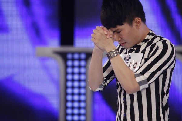 Quân Kun &quot;sịp vàng&quot; gây shock khi quỳ lạy giám khảo Vietnam Idol 5