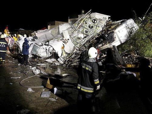 Máy bay Đài Loan rơi: Quan chức gập người xin lỗi - 2