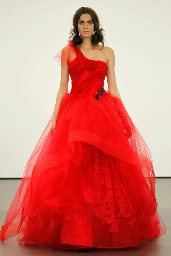 Vera Wang &quot;gây sốt&quot; với váy cưới đỏ
