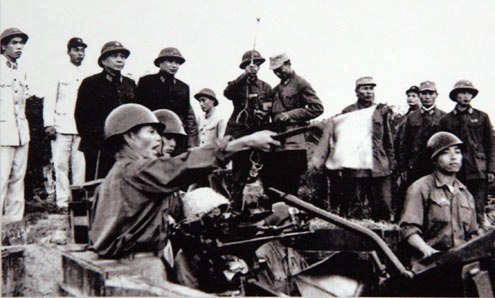 Đại tướng Võ Nguyên Giáp và Trung tướng Song Hào - Chủ nhiệm Tổng cục Chính trị Quân đội Nhân dân Việt Nam quan sát Đại đội 6, Trung đoàn 233, Đoàn Cao xạ Đống Đa huấn luyện (Tết Mậu Thân 1968).