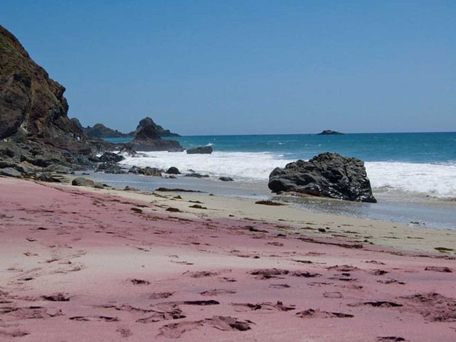 Ở bãi biển Pfeiffer, Big Sur, California, du khách sẽ cảm thấy bất ngờ thú vị khi cát ở đây có màu tím do thạch anh và các khoáng chất từ những ngọn đồi gần đó chảy xuống tạo thành. Màu tím ở đây trở nên rực rỡ nhất sau những cơn bão. 